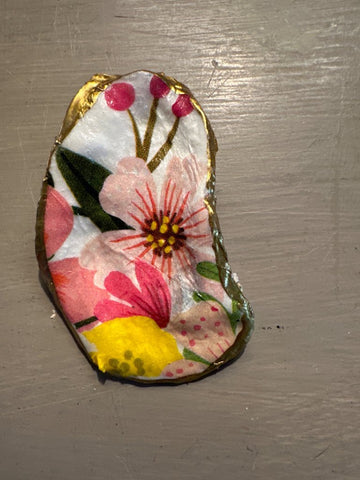 Floral oyster shell magnet