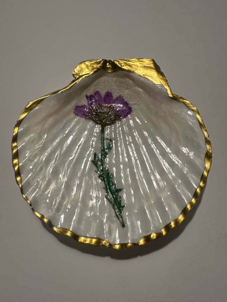 Purple flower scallop magnet