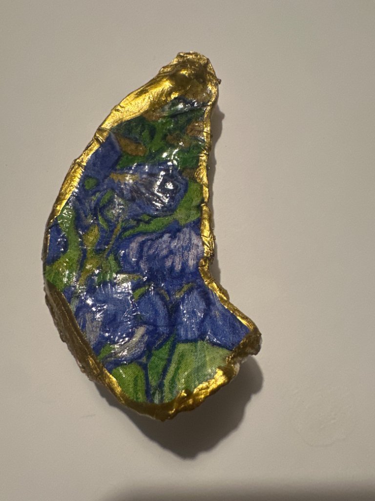 Iris oyster magnet