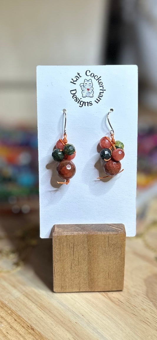 Hand knotted bead earrings red/green